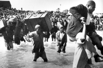 Palestinian refugees leaving Gaza
