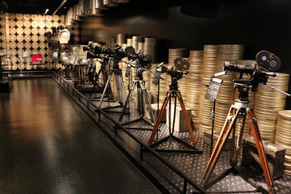 A series of vintage movie cameras at the Shanghai Film Museum. Image courtesy of Ungsan Kim.