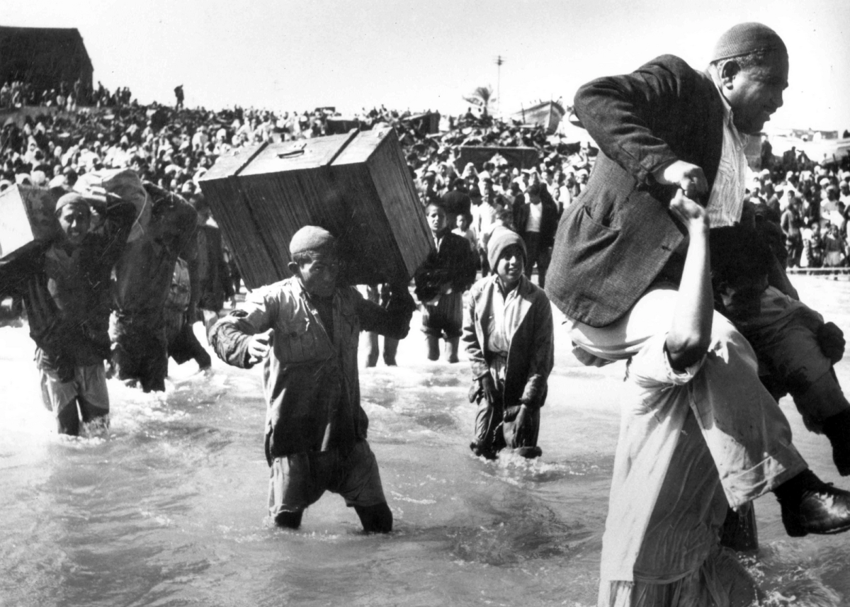 Palestinian refugees leaving Gaza