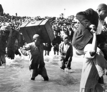 Palestinian refugees leaving Gaza